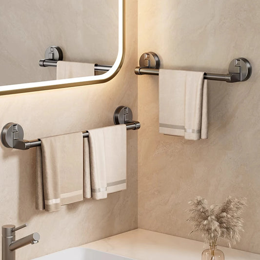 Porte-serviettes a ventouse double barre fixe sur un mur de salle de bain carrele