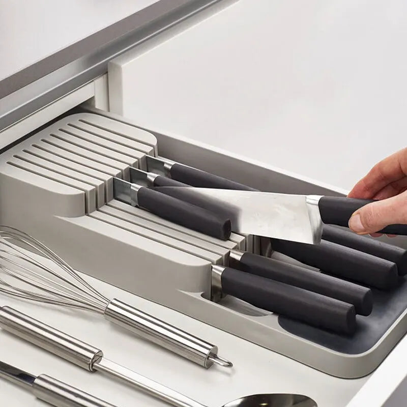 Organiseur de cuisine avec compartiments a couverts et fente porte-couteau sur un comptoir