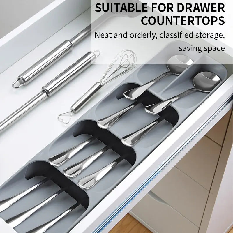 Organiseur de cuisine avec compartiments a couverts et fente porte-couteau sur un comptoir
